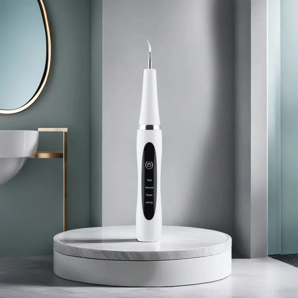 Détartreur dentaire professionnel sur un support blanc dans une salle de bain moderne.