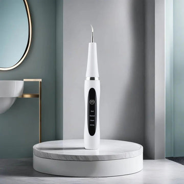 Détartreur dentaire professionnel sur un support blanc dans une salle de bain moderne.